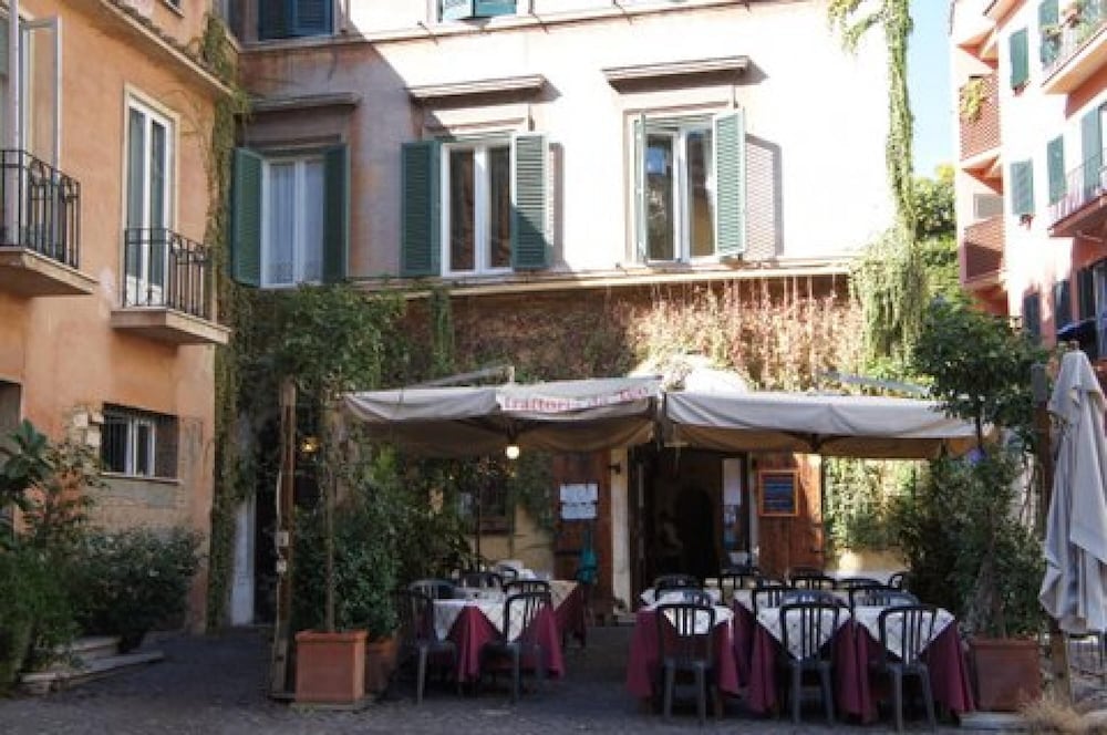 Rome With a Garden Delightful 1 Bedroom Apartment With Private Garden in Historic Trastevere