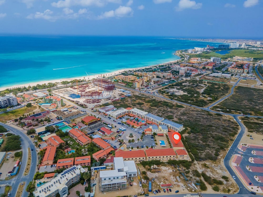 2BR 3min Walk 2 Eagle Beach Pool GYM Parking