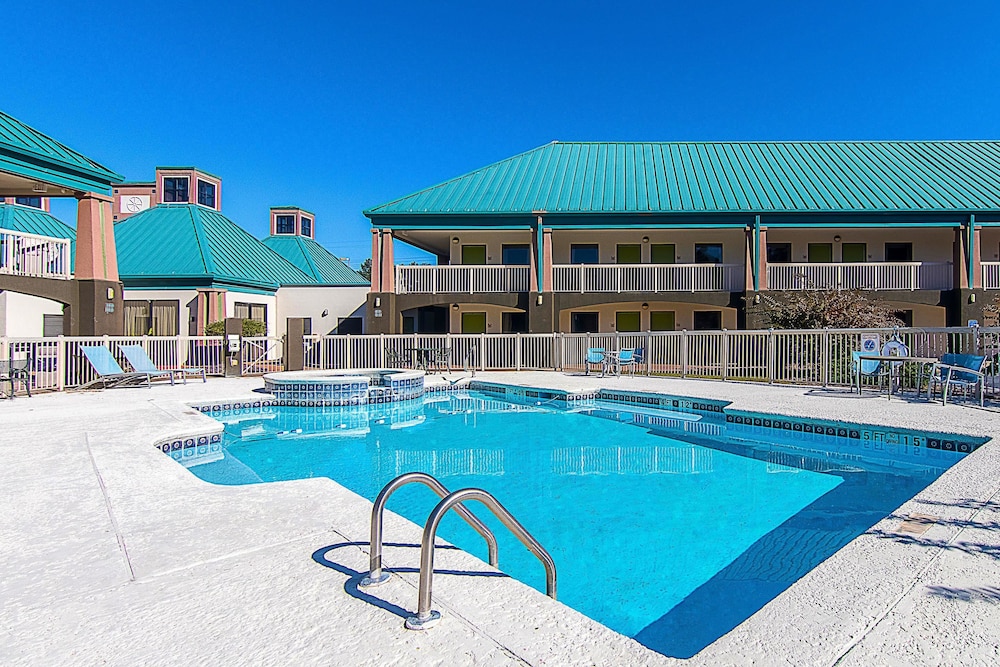 Americus Vacations - Econo Lodge - Property Image 1