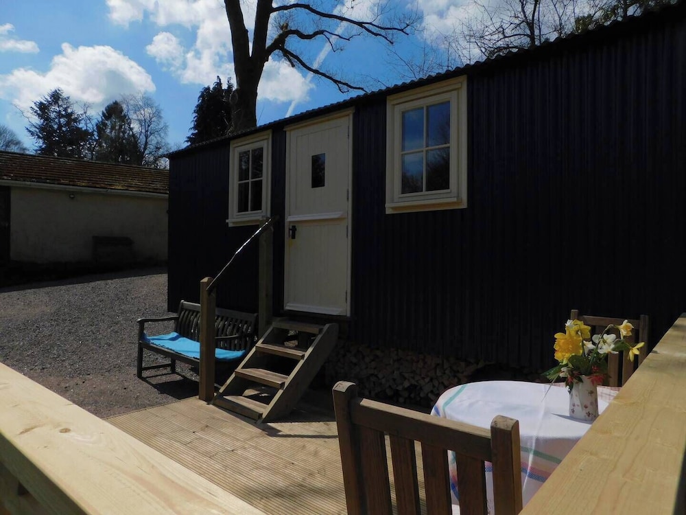 Haslemere - Cabin - Sleeps 2 - Parking - Garden