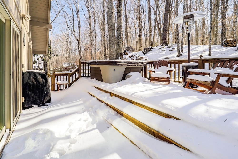 2 Mi to Skiing: Blue Ridge Mtn Cabin w/ Hot Tub!
