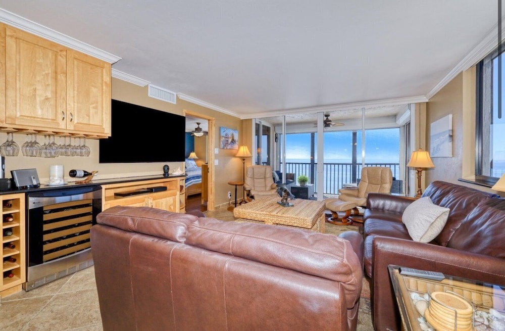 Caper Beach Club 1005