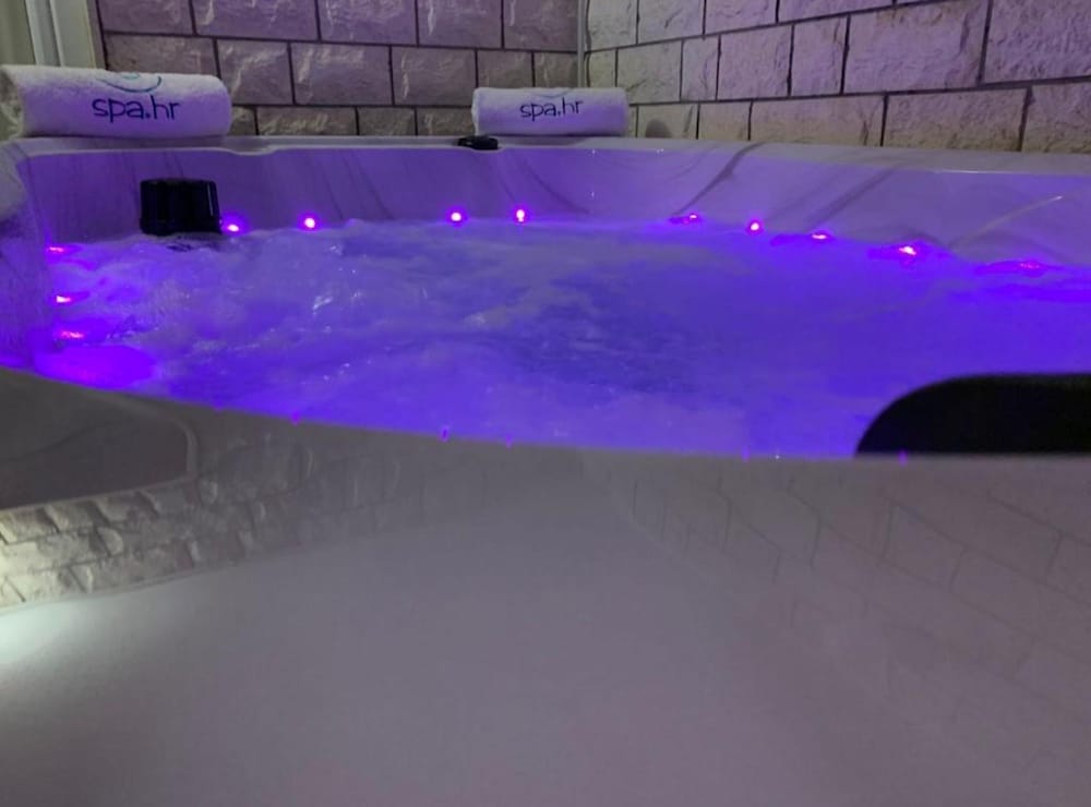 Luxury Apartment Ivo With Jacuzzi Near the Beach