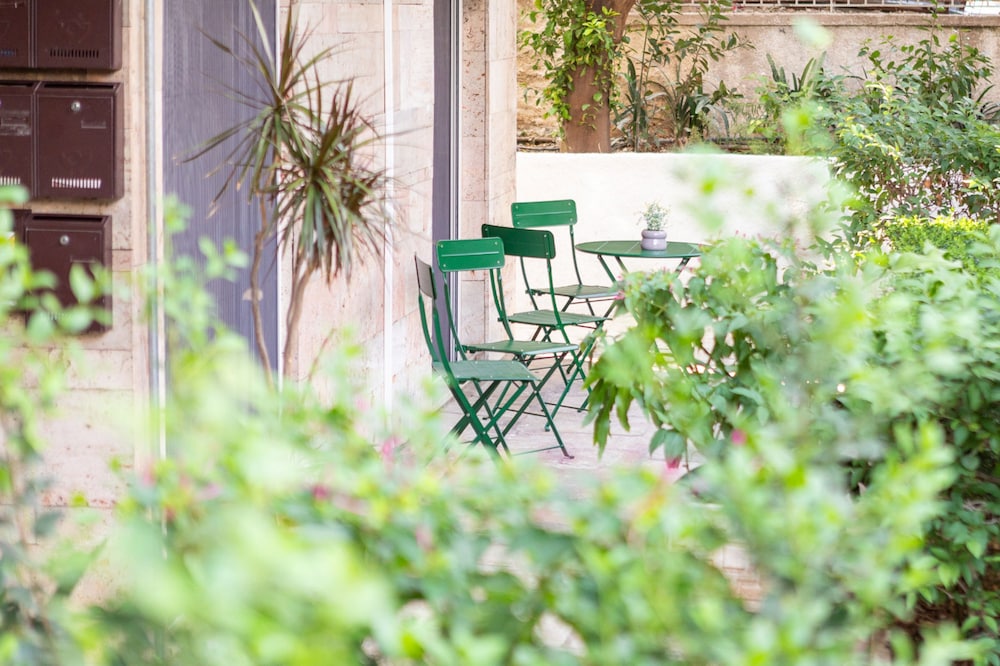 Renovated 2-bedroom Apt Near the Athenian Coast