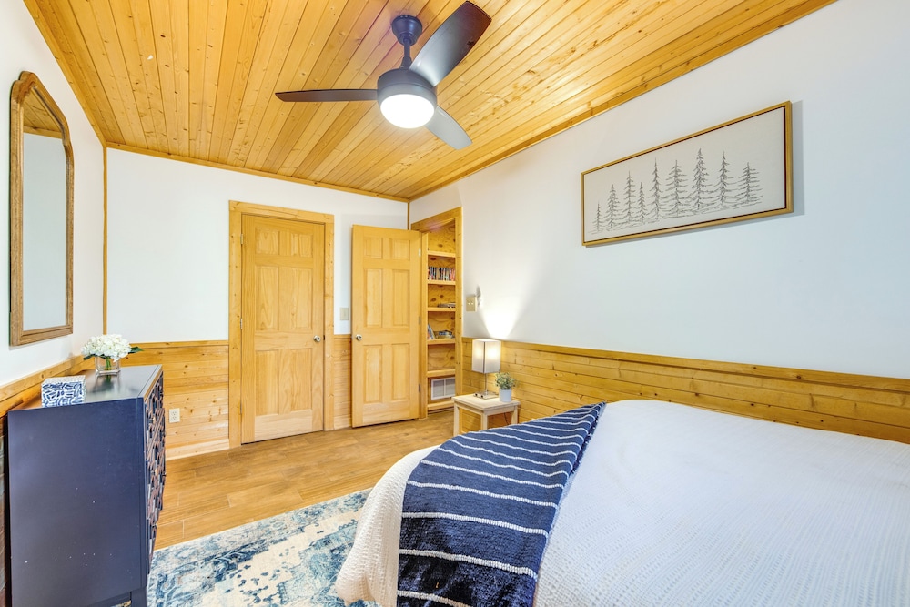 10 Mi to Waynesville: Cabin w/ Hot Tub & Mtn Views