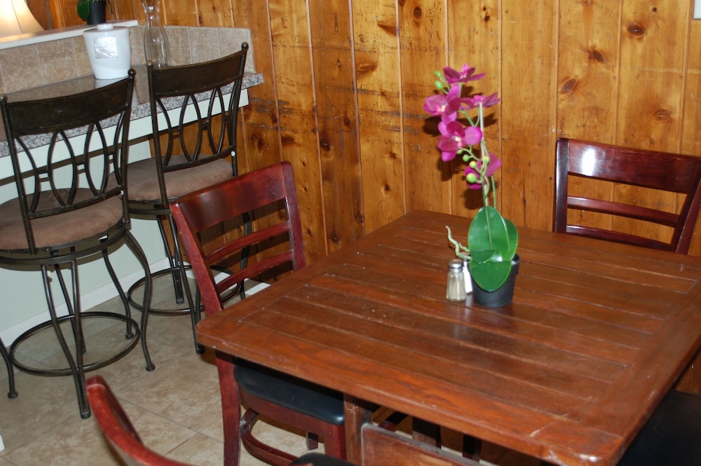 Bishop Vacations - El Rancho Motel - Property Image 52