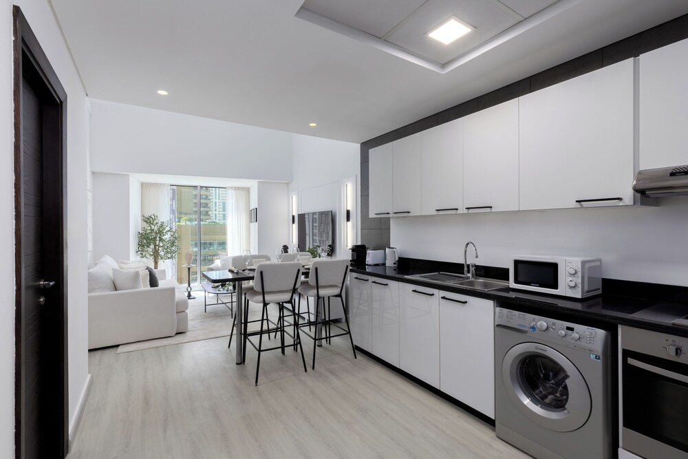 Maison Privee - Sleek Stay in Dubai Marina’s Famous Twisting Tower