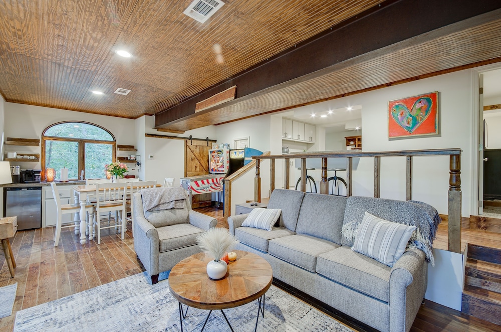 Mississippi Retreat w/ Hot Tub, Deck & Lake Views!