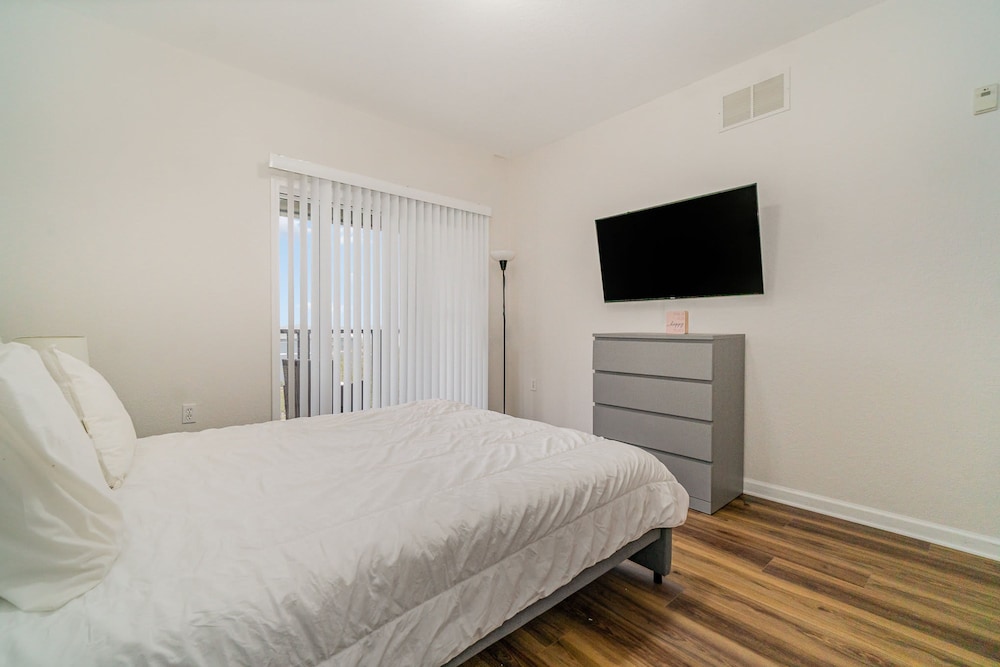 Upstay Modern 3BR Condo Pool Patio Near Disney