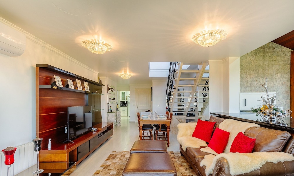 3 Bedroom Apartment With Mountain View Rlu0302