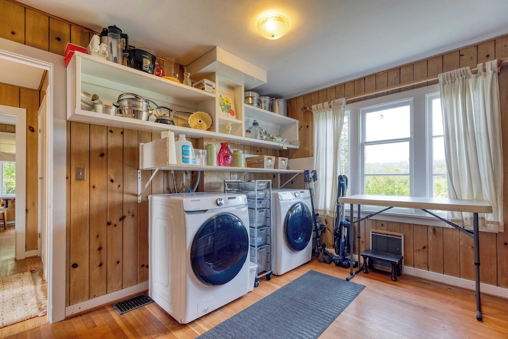 Maxwelton Aerie Bluffside Retreat w/ Sweeping Puget Sound Views + Firepit