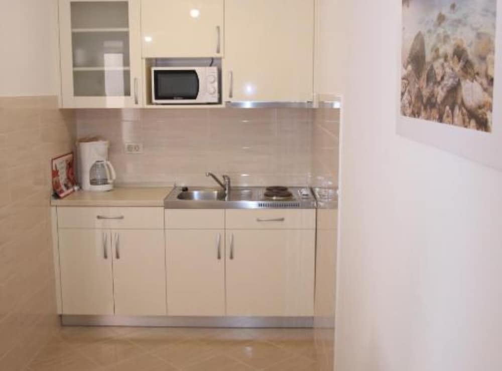 Apartments & Rooms Cakelic II