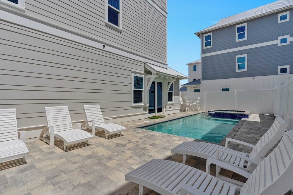 Gulf Views, Pool, Rooftop Lounge & Private Beach Heavenly Day by Avantstay