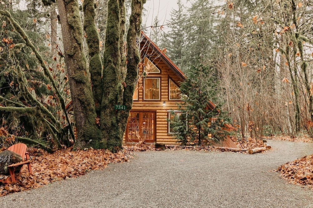 21gs - Log - Pets Ok - Sleeps 6 3 Bedroom Home by RedAwning