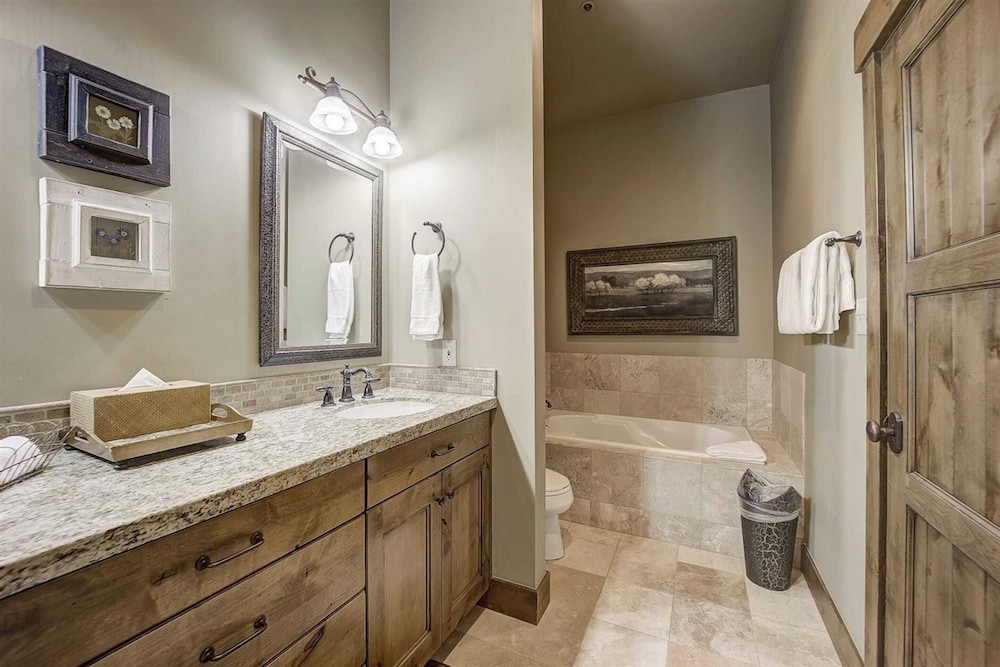2 Condos Ski-in/ski-out at Deer Valley + Hot Tubs Mont Cervin by Avantstay