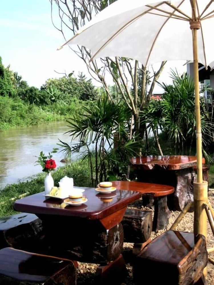 Baan Rim Klong Resort