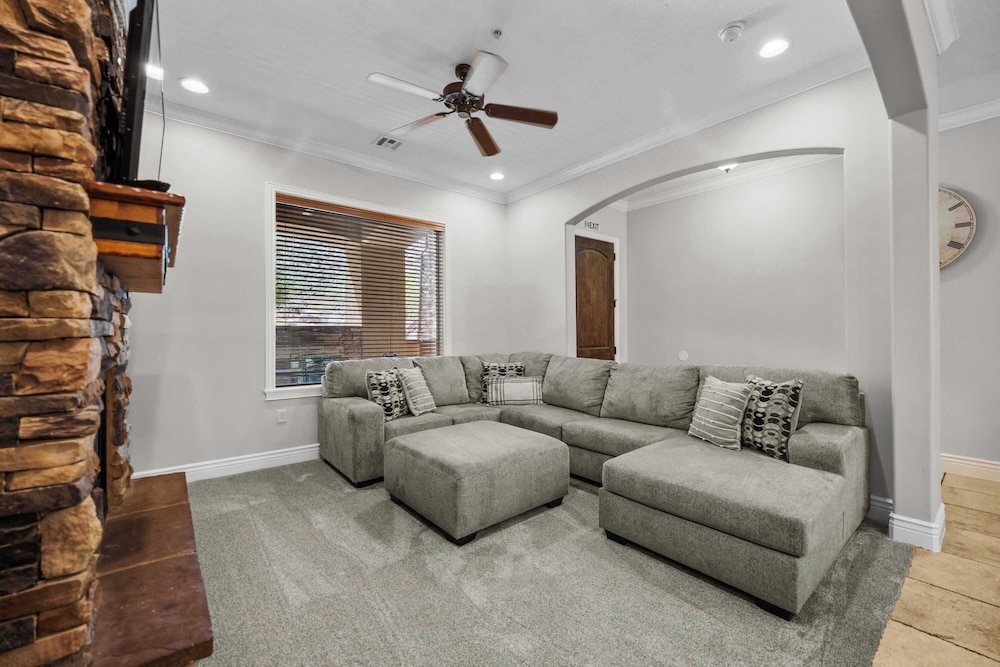 Pool & Sunshine Retreat - Resort-style Amenities
