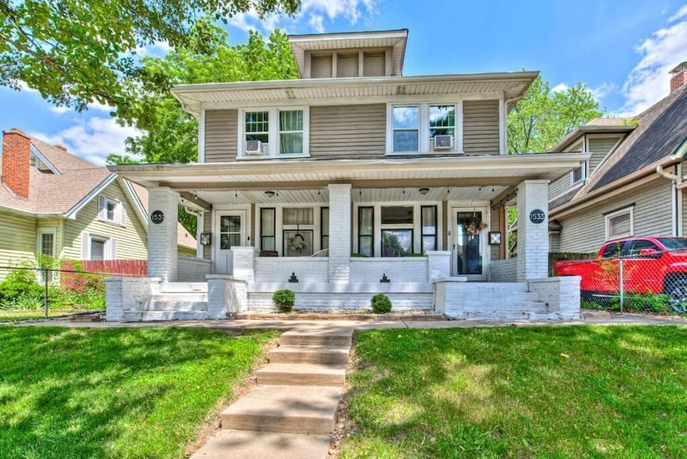 Spacious Duplex for 14 in Downtown