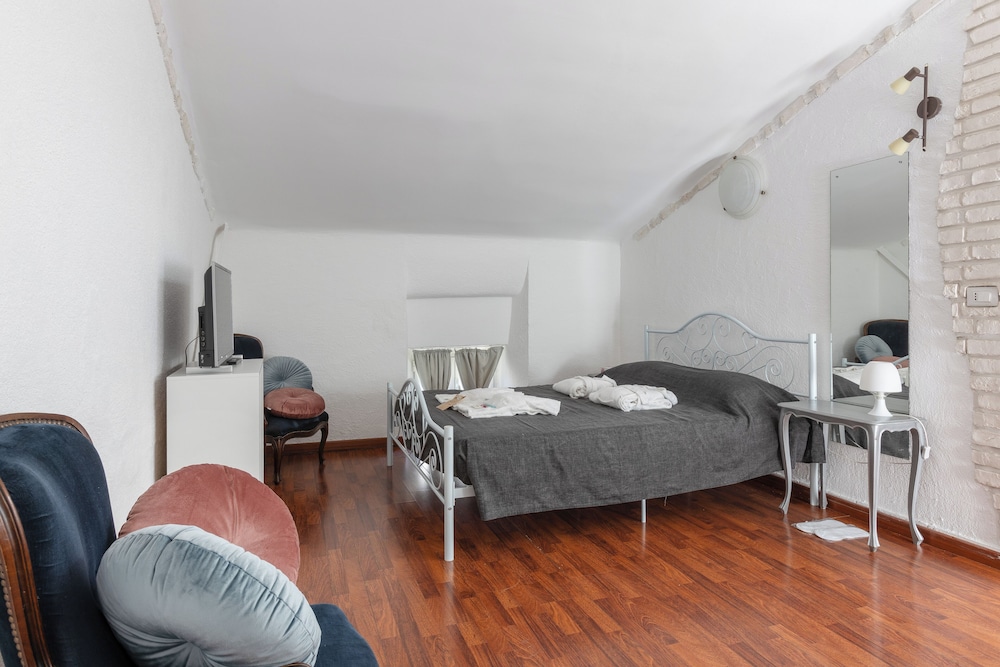LOFT ROSSETTI view 4