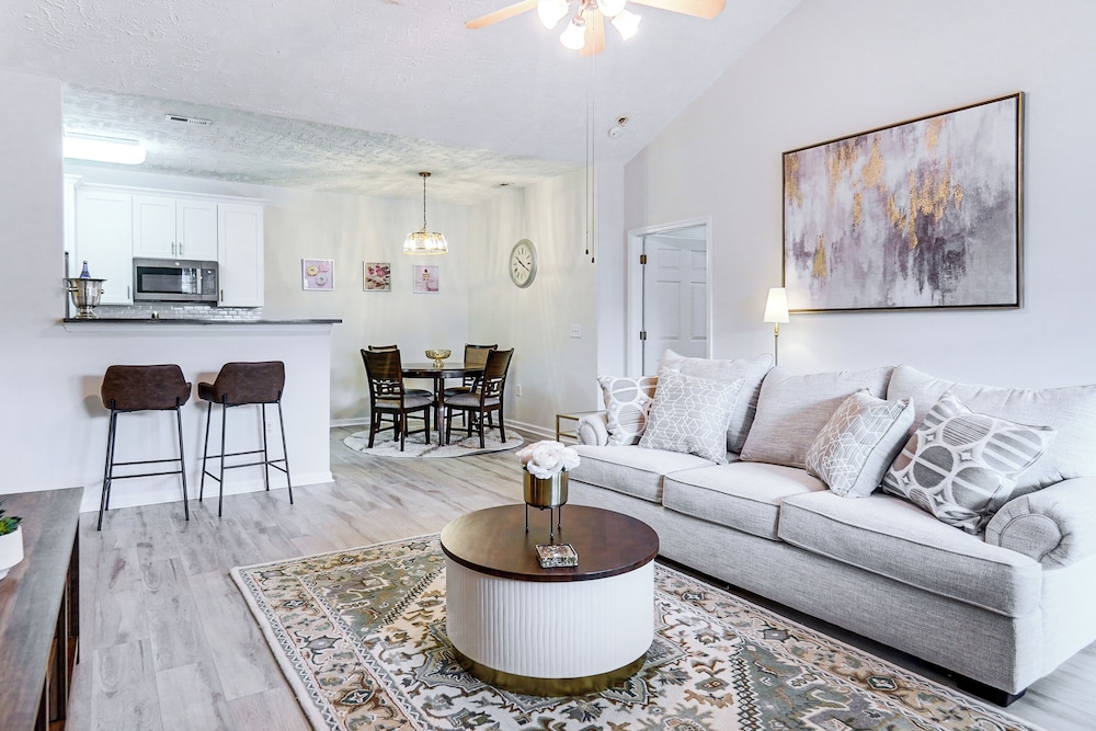 9 Mi to Dtwn Fayetteville: Condo w/ Pool Access!