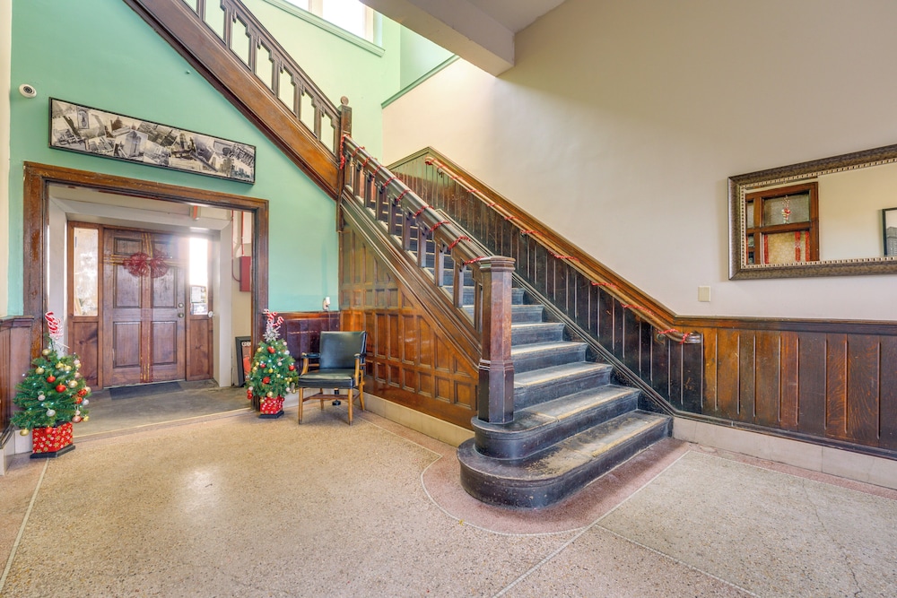 Explore Corktown: Updated Loft Next to Riverwalk!