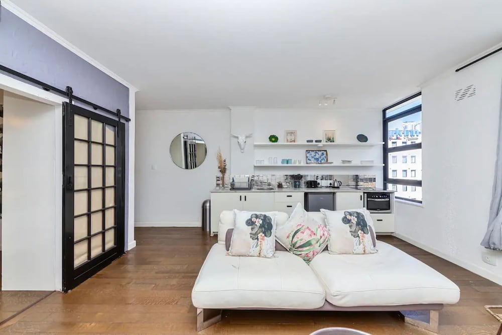 Cosy 1BD APT in the Mother City view 2