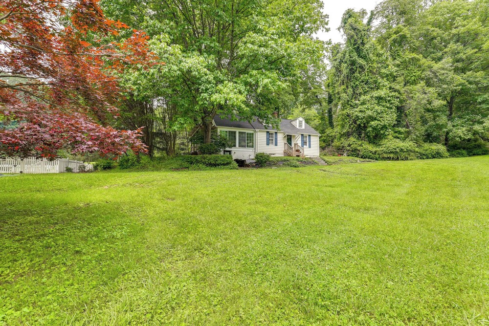 Near Shops & Parks: Dog-friendly Maryland Gem
