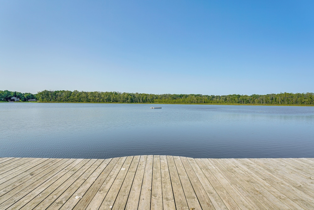 Walk to Cranberry Lake: Quaint Family Cottage