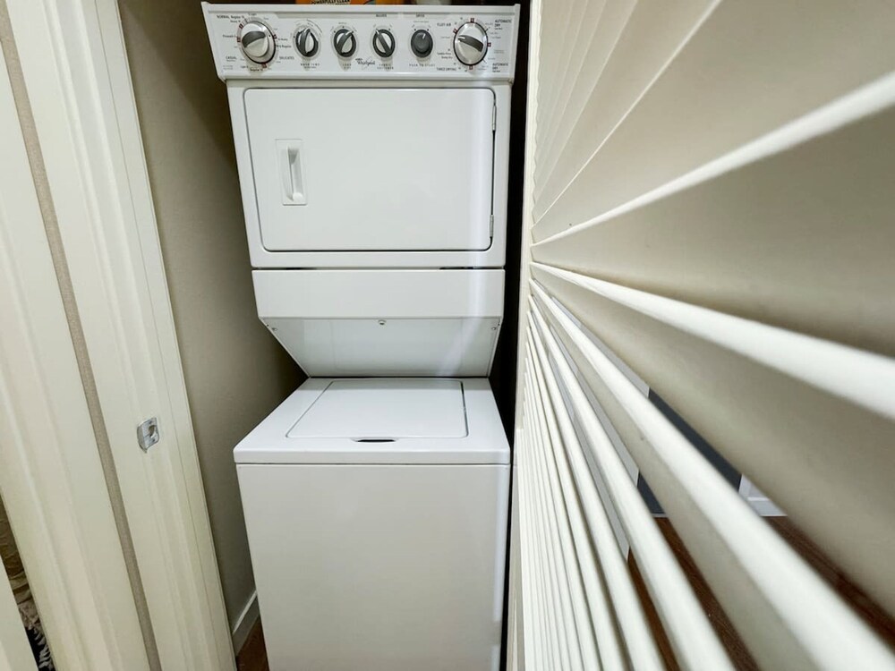 Stylish Retreat W Pool GYM Parking 10min to Cedars