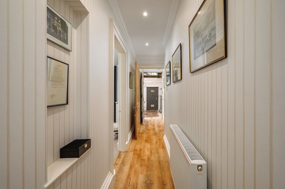 Elegant 3-Bedroom Flat in West End