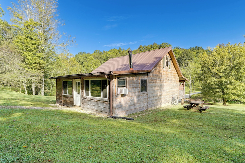 Rustic, Woodsy Cabin in Palestine w/ Pool Table!