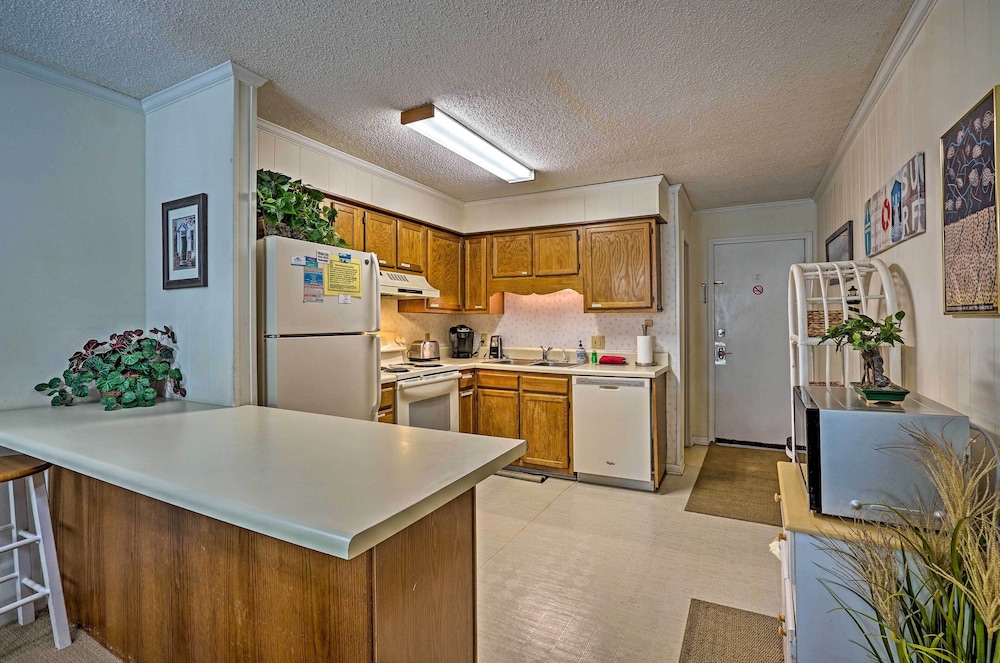 Coastal Condo With Pool Access - Walk To Beach! view 5
