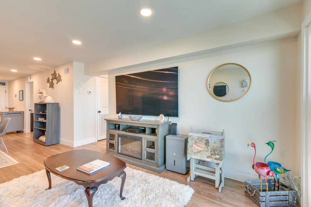 Galveston Beachfront Condo: Balcony & Pool Access!