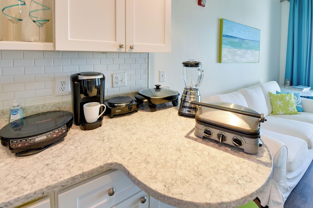 Walkable Condo w/ Pool Btwn Rosemary & Alys Beach!