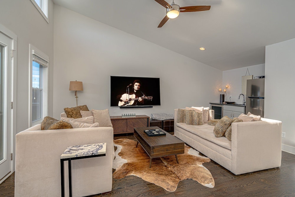 Cultured Coach - Mins to Broadway - Private Rooftop