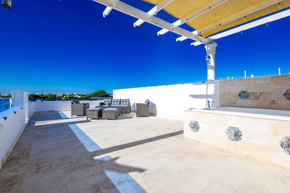 New Modern 2-lvl Punta Cana Villa in Gated Community With Private Pool Rooftop Jacuzzi