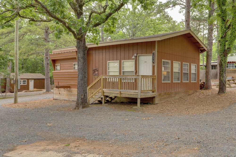 Greers Ferry Lake Escape: Cabin w/ Pool Access