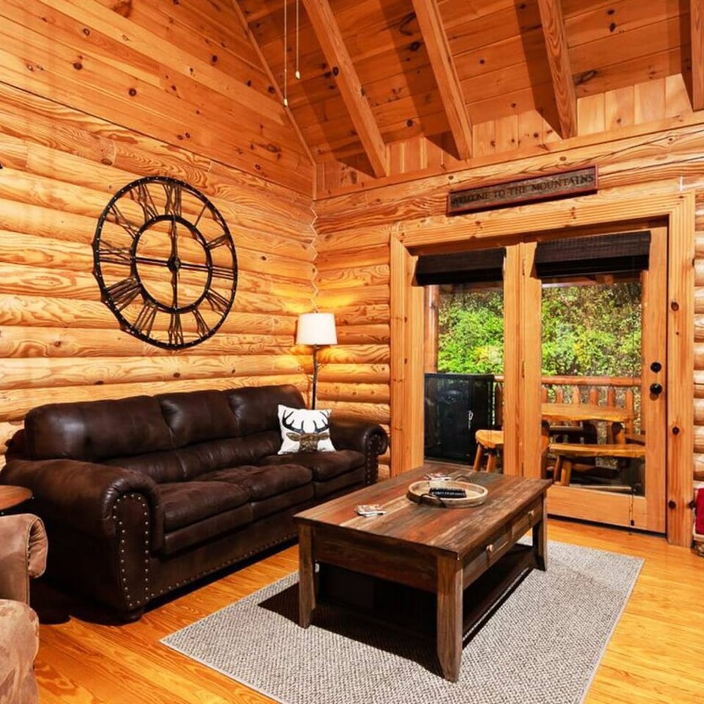 Cozy Upscale Cabin w Fireplace Hot Tub