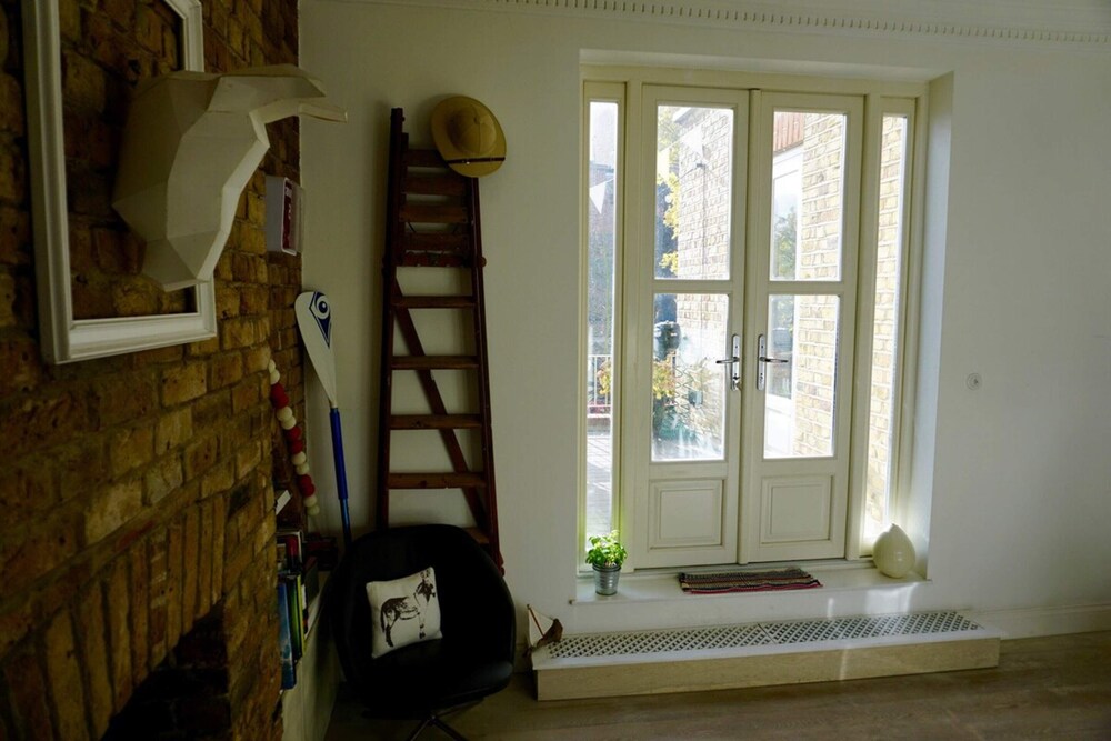 Beautiful Canalside 1-bedroom Flat With Terrace