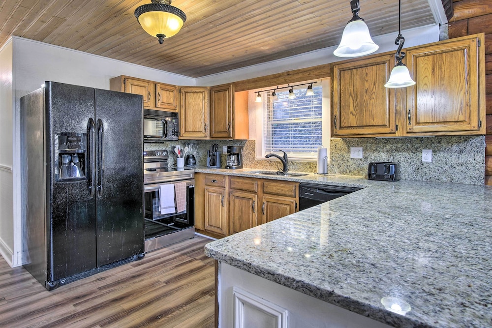 Pet-friendly Gatlinburg Cabin w/ Hot Tub!