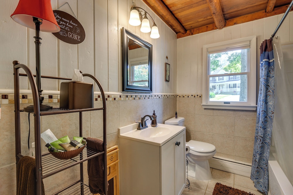 Lakefront Log Cabin Retreat w/ Hot tub + Kayaks!