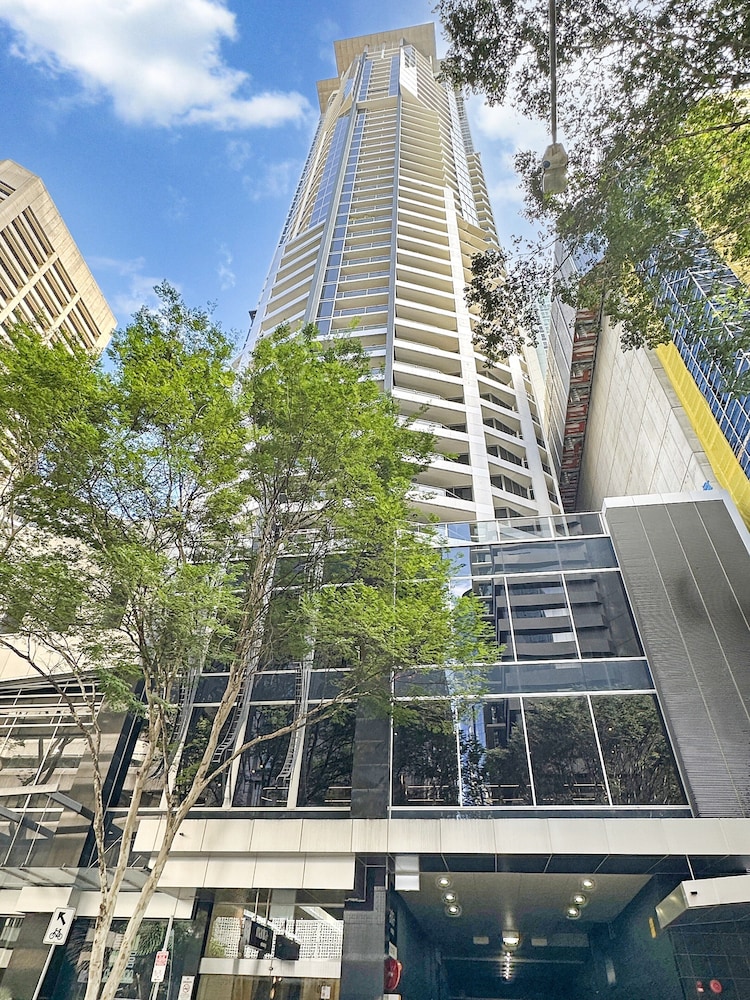 High-rise 2-bed Apartment With Gym, BBQ & Pool