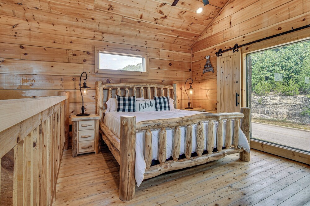 Scenic Patio w/ Hot Tub: Rustic Cabin in Branson! view 3