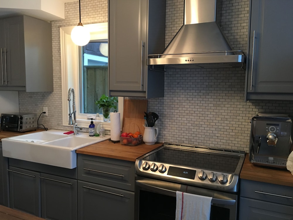 Beautiful 4BR Downtown House, Sleeps 10