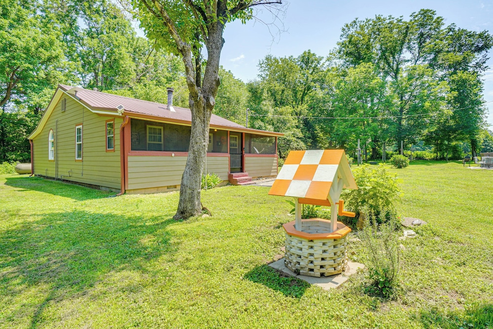 Riverfront Cabin - 6 Mi to Great Smoky Mtns NP!