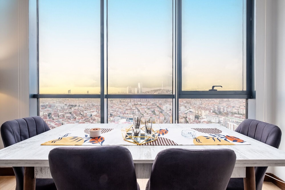 Charming Flat With City View in Atasehir