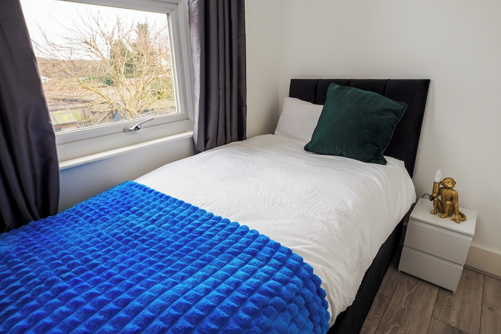 Dartford - 3 Bed House- Sleeps7 - Garden