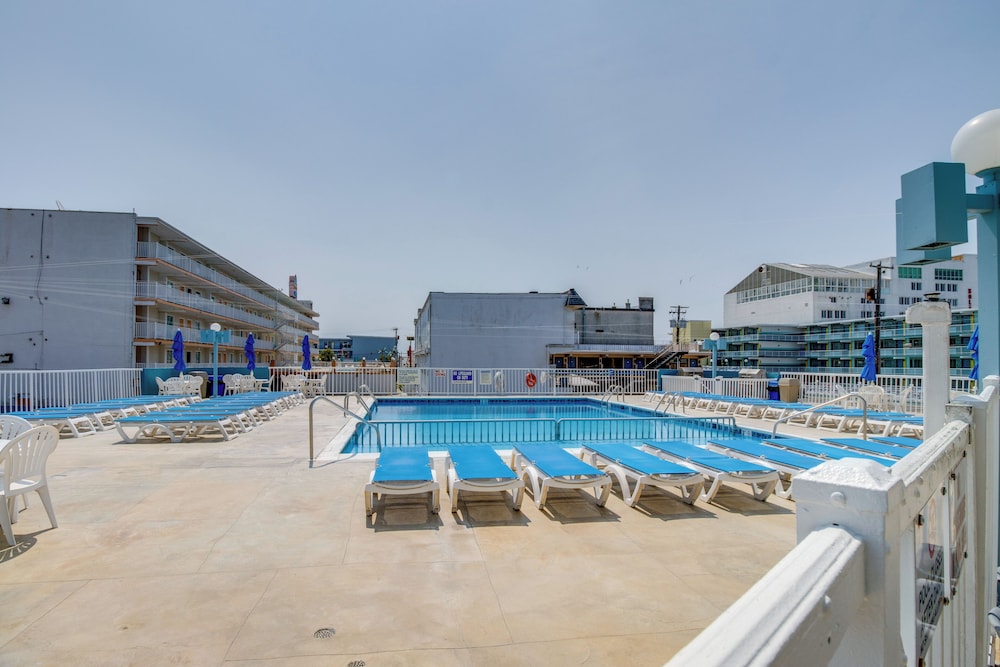 Walk to Wildwood Boardwalk: Family-friendly Condo!