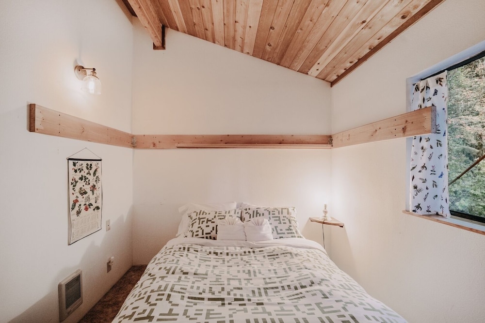 43sl - Hot Tub - Pets Ok - Bbq - Wifi 3 Bedroom Cabin by Redawning view 5