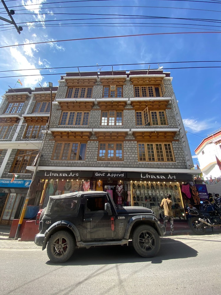 Nezer Hostel & Roof Top Cafe
